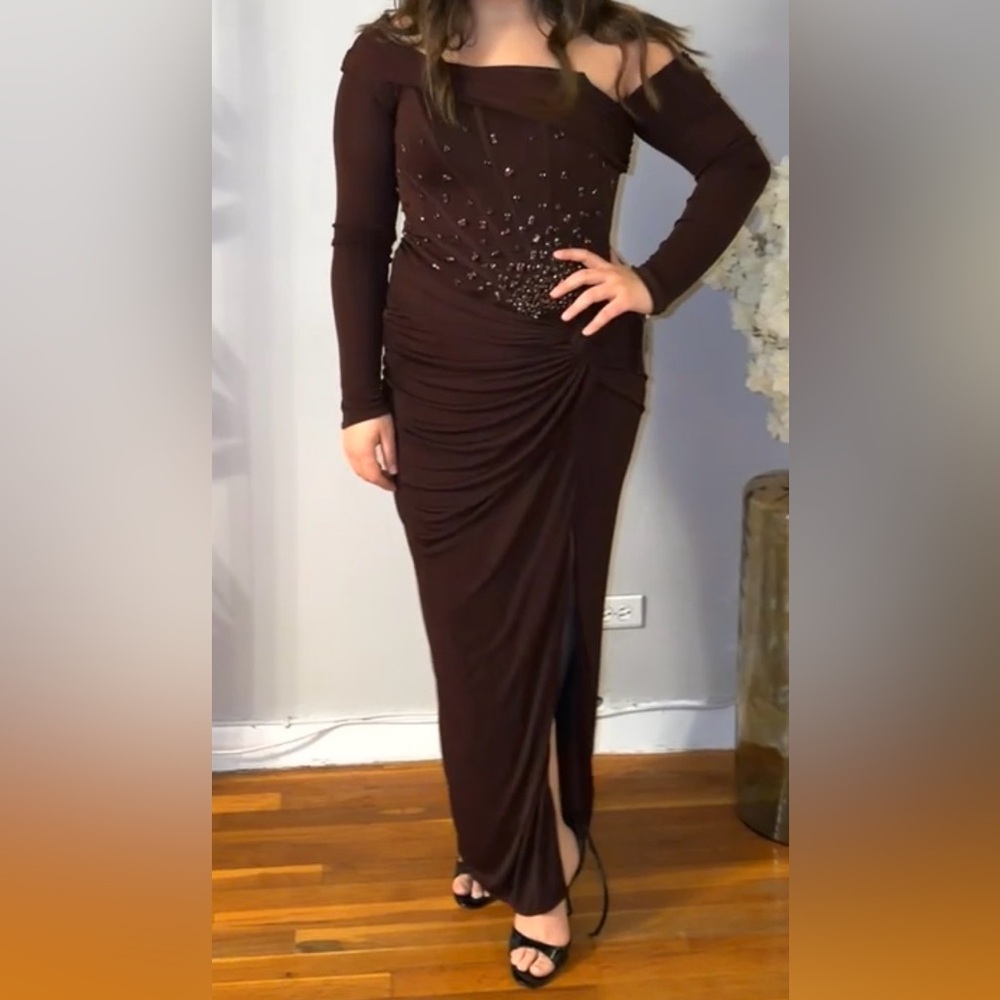 Elegant Burgundy Evening Gown - Picture 1 of 6